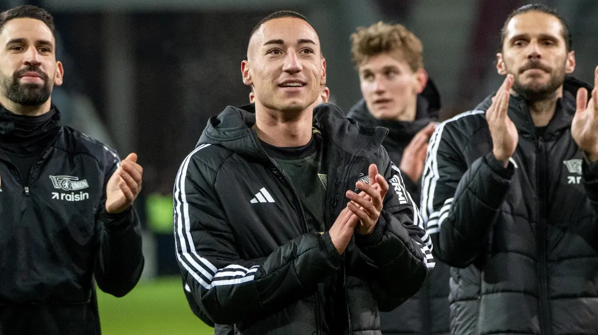 1. BL FC Augsburg - 1. FC Union 2025/26: Fußball, Herren, Saison 2025/26, 1. Bundesliga (17. Spieltag), FC Augsburg - 1. FC Union Berlin (1:1), v. l. Rani Khedira (1. FC Union Berlin), Marin Ljubicic (1. FC Union Berlin), Christopher Trimmel (1. FC Union), Jubel nach dem Abpfiff, 15.01. 2026, Foto: Matthias Koch