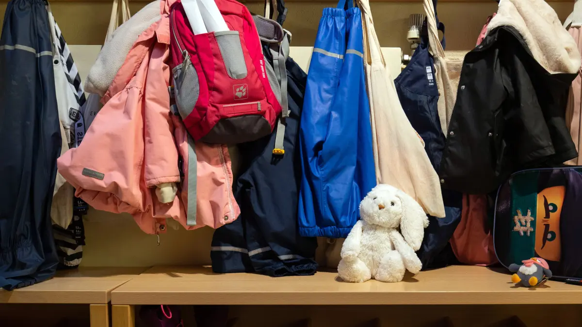 In der Garderobe in einer Kindertagesstätte (Kita) hängen Kinderjacken. (zu dpa «Kita-Gipfel berät über abgesenkte Standards») +++ dpa-Bildfunk +++