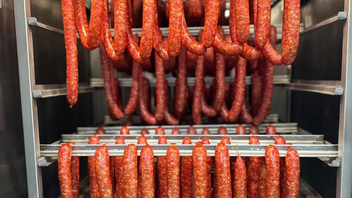 Wurst- und Fleischspezialitäten aus eigener Herstellung
