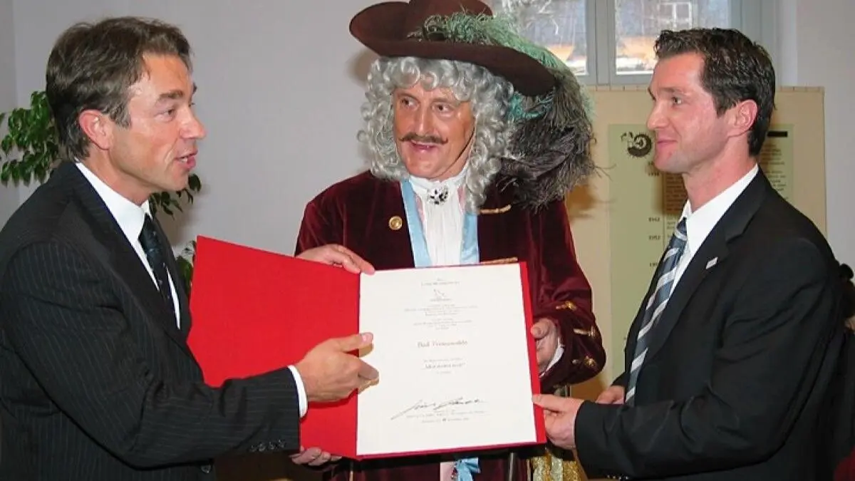 Wichtiges Etappenziel erreicht: Minister Günter Baaske (l.,SPD) hatte im Dezember 2003 Bürgermeister Ralf Lehmann die staatliche Anerkennung als Kurstadt überreicht. Der große Kurfürst alias Hans-Joachim Mechelke war natürlich dabei.