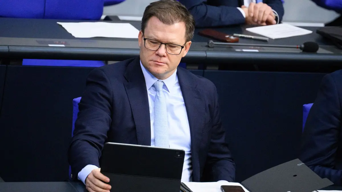 Bundestag: 16.01.2026, Berlin: Carsten Schneider (SPD), Bundesminister für Umwelt, Klimaschutz, Naturschutz und nukleare Sicherheit, sitzt in der 54. Plenarsitzung der 21. Legislaturperiode im Deutschen Bundestag. Das Parlament beschäftigt sich in der heutigen Sitzung unter anderem mit einer EU-Verordnung zum Datenzugang, dem digitalen Führerschein und dem entschärften Lieferkettengesetz. Foto: Bernd von Jutrczenka/dpa +++ dpa-Bildfunk +++
