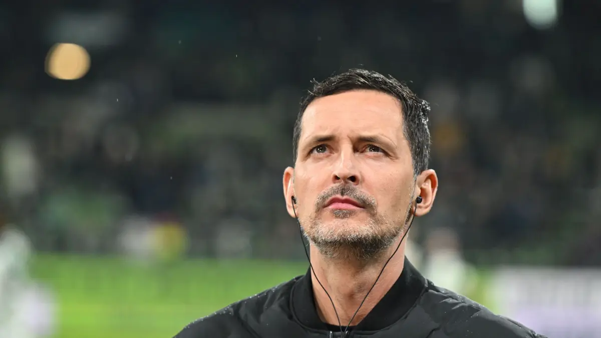 Werder Bremen - Eintracht Frankfurt: 16.01.2026, Bremen: Fußball: Bundesliga, Werder Bremen - Eintracht Frankfurt, 18. Spieltag, Weserstadion. Trainer Dino Toppmöller (Eintracht Frankfurt) steht beim Interview. Foto: dpa - WICHTIGER HINWEIS: Gemäß den Vorgaben der DFL Deutsche Fußball Liga bzw. des DFB Deutscher Fußball-Bund ist es untersagt, in dem Stadion und/oder vom Spiel angefertigte Fotoaufnahmen in Form von Sequenzbildern und/oder videoähnlichen Fotostrecken zu verwerten bzw. verwerten zu lassen. +++ dpa-Bildfunk +++
