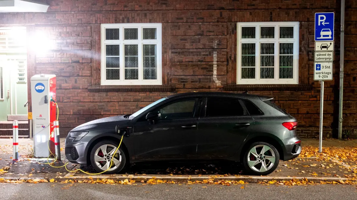 Erneuerbare Energien - Elektromobilität: ARCHIV - 13.10.2025, Hamburg: Ein E-Auto wird an einer Ladesäule geladen. (zu dpa: «Anteil der E-Autos in Hamburg steigt auf gut fünf Prozent») Foto: Daniel Bockwoldt/dpa +++ dpa-Bildfunk +++