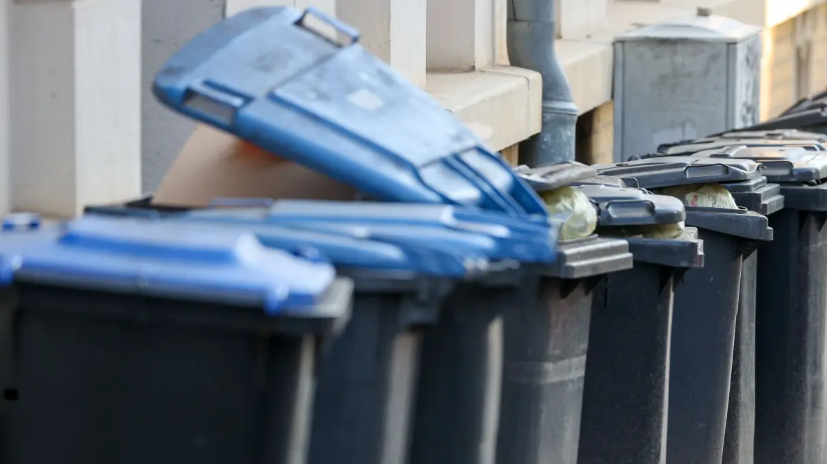 Volle Mülltonnen für Pappe und Papier sowie für Restmüll stehen an einer Hauswand. Die Gewerkschaft Verdi ruft Beschäftigte in Entsorgungsunternehmen zu einem zweitägigen Warnstreik auf, Leipzig ist vorerst nicht vom Streik betroffen. Gestreikt werden soll beim Abfallentsorgungs- und Stadtreinigungsbetrieb der Stadt Chemnitz, beim Städtischen Abfallwirtschaftsbetrieb Magdeburg und bei der Stadtwirtschaft und TUS Thüringer UmweltService GmbH in Erfurt. +++ dpa-Bildfunk +++