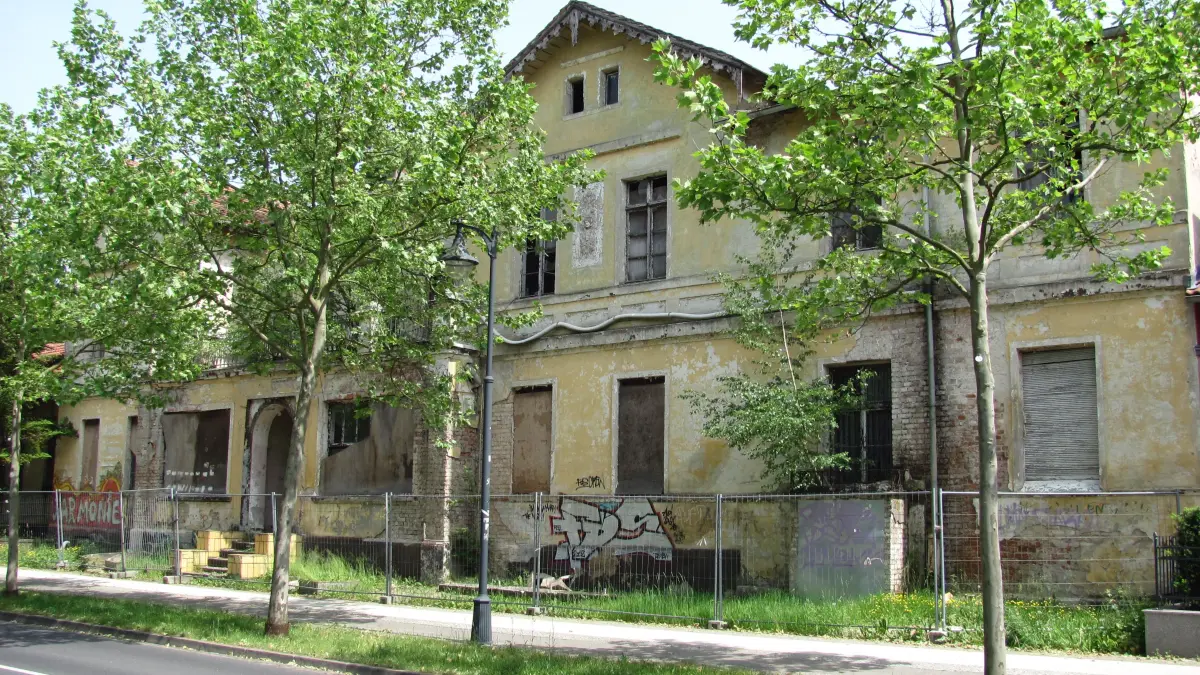 Die Ruine der alten Philharmonie am Fürstenwalder Stadtpark im Mai 2014: einst beliebte Adresse für Theater, Gastronomie und Tanz, in der DDR zum Haus der Offiziere umfunktioniert und 2015 für den Bau von Wohnhäusern abgerissen.