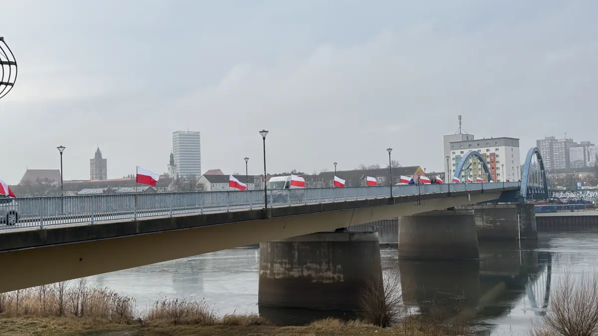 Nach Entfernung durch Behörde einfach neu aufgehängt: die weiß-roten Flaggen an der Stadtbrücke von Słubice nach Frankfurt (Oder).