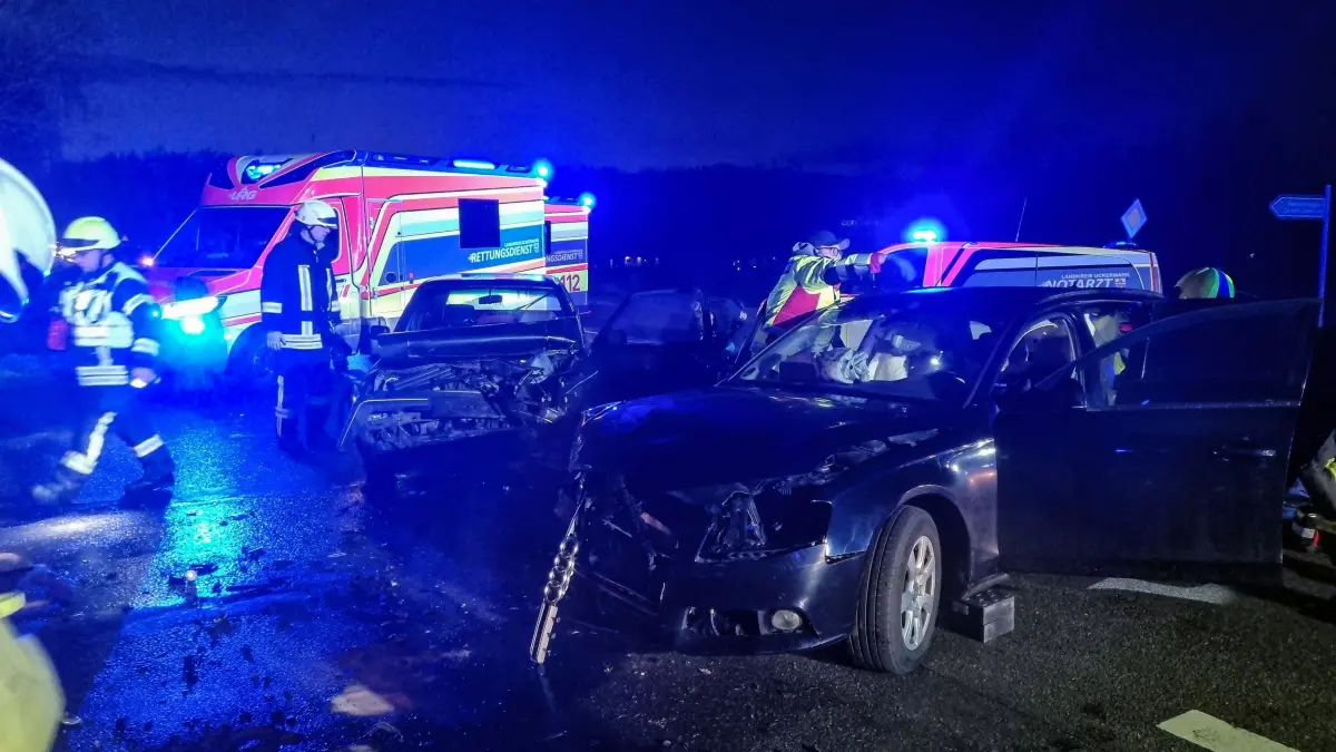 Zwei Autos sind auf der L284 zwischen Schwedt und Angermünde frontal zusammengestoßen. Rettungskräfte sichern die Unfallstelle.