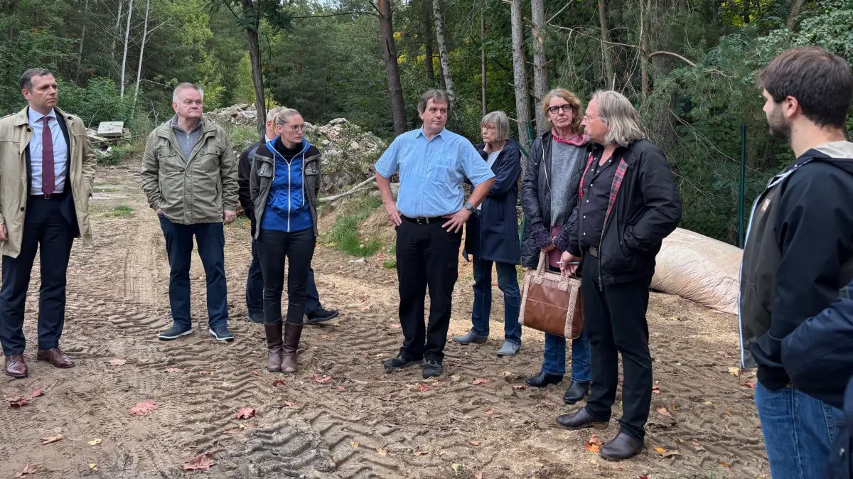 Im Oktober schauten sich Mitglieder eines extra einberufenen Bauausschusses die Situation auf dem Gelände in Strausberg zusammen mit Matthias Merkle und Antje Borchardt (Zweiter und Dritte von rechts) sowie Melanie Seeland (Dritte von links) an. So sollen weitere Holzhäuser in Waldnähe entstehen. (Archivbild)