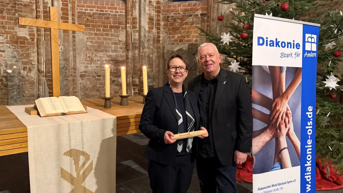 Lars Dittner geht als geschäftsführender Vorstand des Diakonischen Werks Oderland-Spree in den Ruhestand und übergibt den Staffelstab an seine Nachfolgerin Alexa Ziegeler.