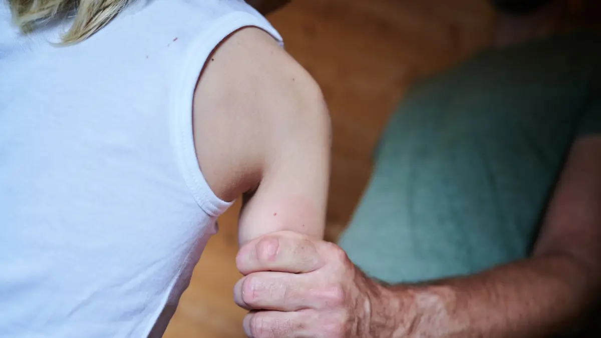ARCHIV - 02.08.2022, Österreich, Mayrhofen: SYMBOLBILD - Ein Mann hält ein Kind fest am Arm (gestellte Szene). (zu dpa: «Kinder besser vor sexualisierter Gewalt schützen») Foto: Annette Riedl/dpa +++ dpa-Bildfunk +++
