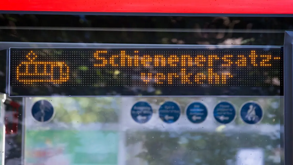 Ersatzverkehr: ARCHIV - 04.10.2017, Nordrhein-Westfalen, Gütersloh: Schienenersatzverkehr wird Fahrgästen der Bahn angeboten. (zu dpa: «Wie viel Zeit der Schienenersatzverkehr frisst») Foto: Friso Gentsch/dpa +++ dpa-Bildfunk +++