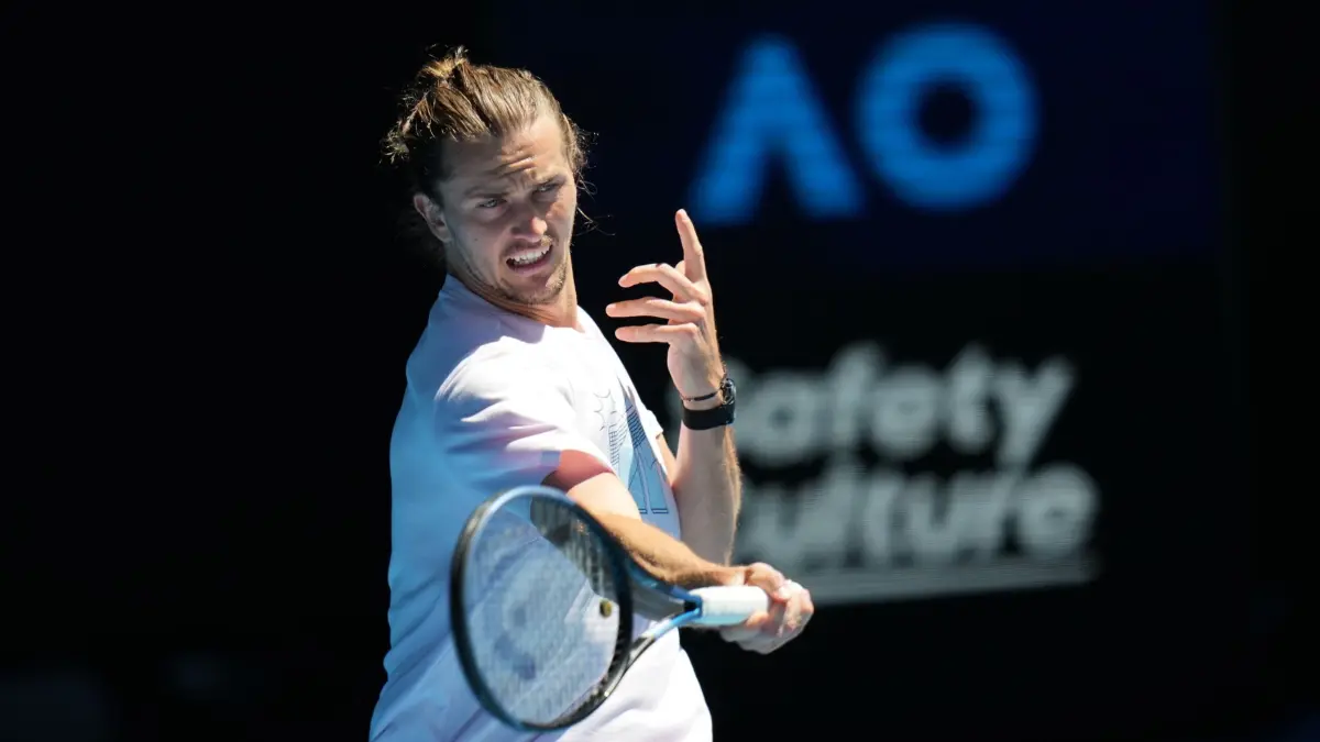 Australian Open - Training: 17.01.2026, Australien, Melbourne: Tennis: Australian Open. Alexander Zverev aus Deutschland spielt einen Vorhand-Return während einer Trainingseinheit vor den Australian Open in Melbourne, Australien. Foto: Dita Alangkara/AP/dpa +++ dpa-Bildfunk +++