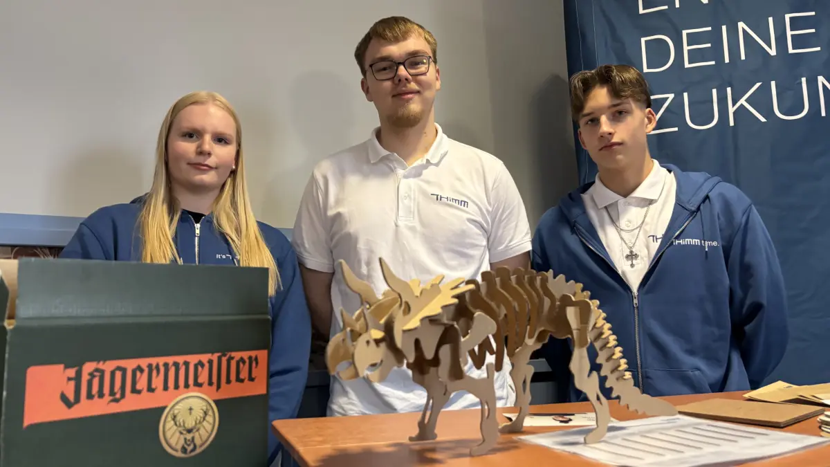Die Lehrlinge Emily Sprung, Yannik Horstmann und Even Grune (v.l.) informieren bei Thimm in Eberswalde über ihre Ausbildung als Kauffrau für Büromanagement und Packmitteltechniker.