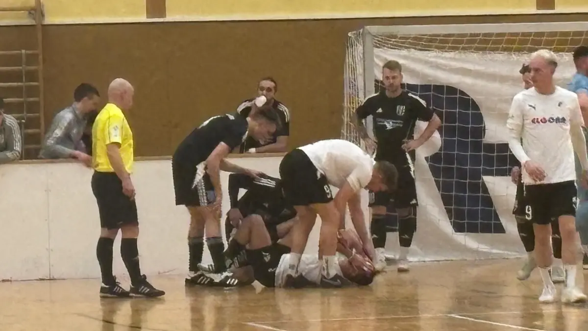 Bei seinem Tor gegen den Gastgeber FC Kremmen hat sich Mert Akbal (TuS Sachsenhausen) verletzt. Das Turnier war für ihn deshalb bereits früh beendet.
