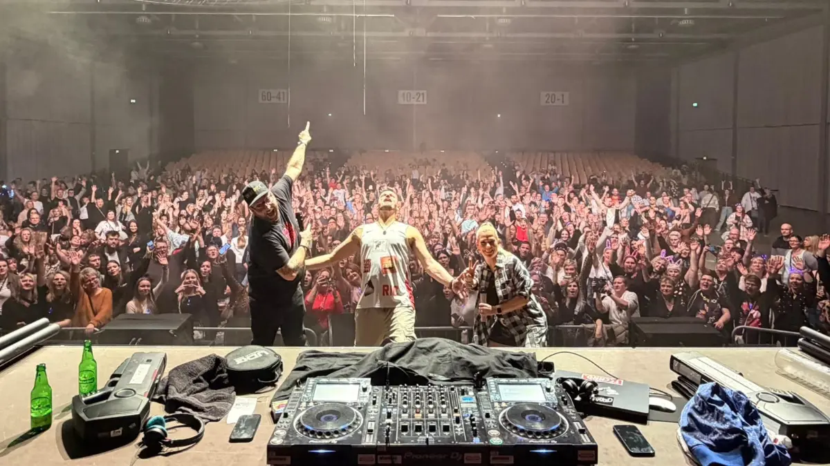 Ein Gruppenfoto zum Abschied. Die Fans feierten die DJ´s und Lisa-Marie Engel bis zum Schluss