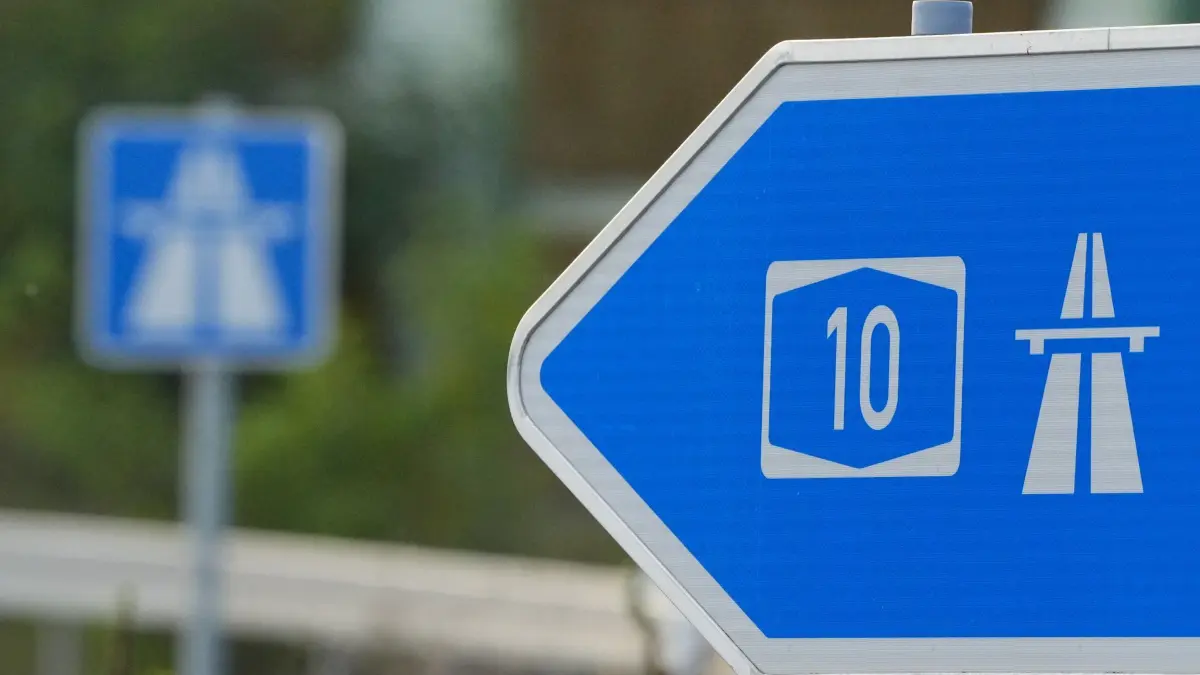 Autobahn A10: ARCHIV - 30.10.2023, Brandenburg, Mühlenbeck: Ein blau-weisses Schild weist am Beginn der Autobahnauffahrt den Weg zur Autobahn A 10. (zu dpa: «Trickdiebe schlagen auf Autobahn-Raststätten zu») Foto: Soeren Stache/dpa +++ dpa-Bildfunk +++