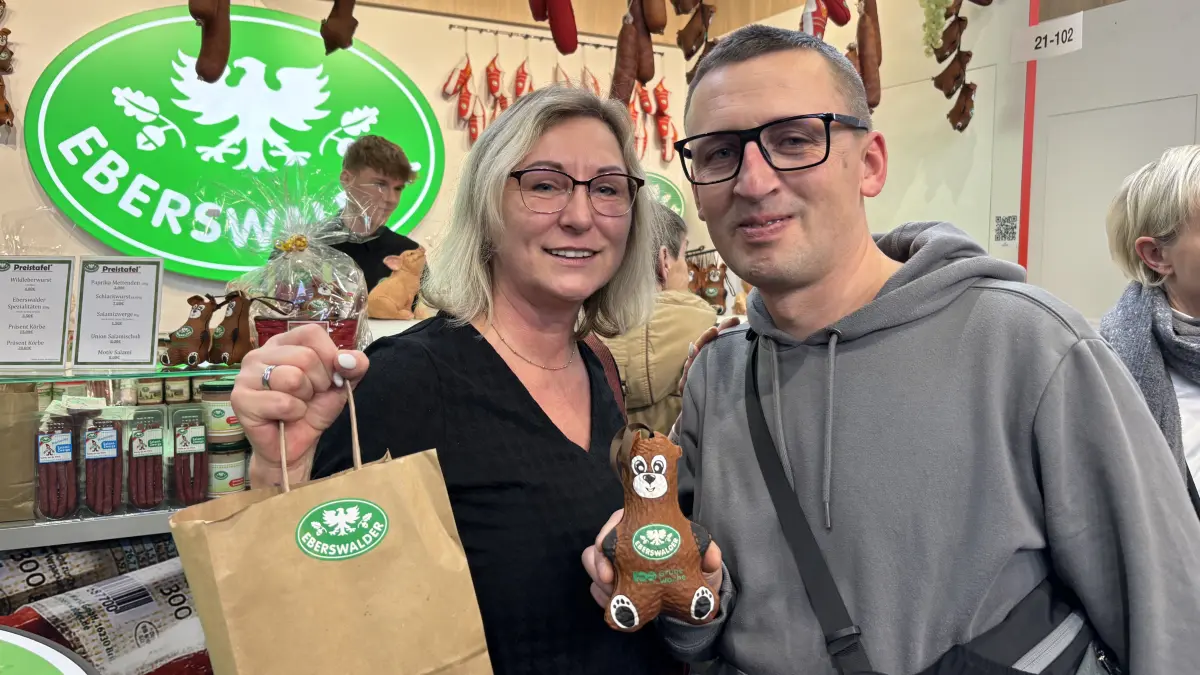 Wird die Jubiläumssalami zum Abschiedsbärchen? André und Silvia Walden kaufen Wurst am Stand von Eberswalder Wurst auf der grünen Woche.