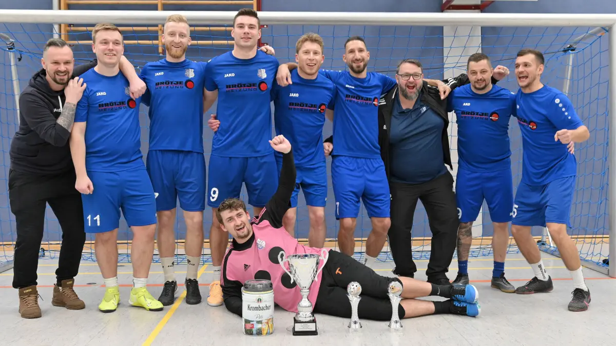 Fussball : Briesen Mark, Blau-Weiss Briesen Hallenfussball IWT-Cup, Briesen gewinnt mit Paul Henke, Emilo Schön, Jonas Noske, Paul Rabe, Thomas Zupp, George Krüger und Toni Moritz v.l. die Trainer Ronny Pesch, Co. Stefan Vrazilov l. und TW Marvin Benno Lähne v.
FOTO BENK 16.01.2026