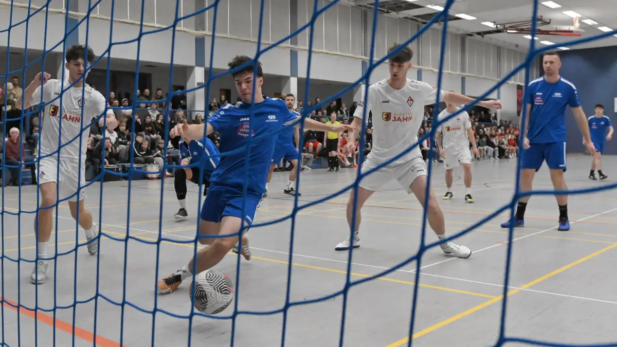 Fussball : Briesen Mark, Blau-Weiss Briesen Hallenfussball IWT-Cup, Bude von Steven Scharlei m.r. 1.FC Frankfurt hier im Spiel gegen Pneumant Fürstenwalde mit Marvin Kittel v.m. weiter Kieran Czech l. 1. FCF und Phillip Sellmann Pneumant r.
FOTO BENK 16.01.2026