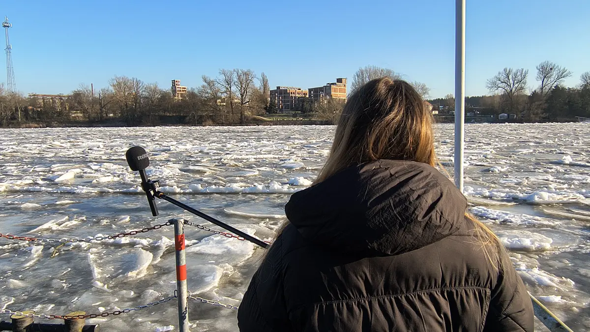 Mit dem Podcast-Mikrofon an der zugefrorenen Oder bei Hohenwutzen. Im Hintergrund der Polenmarkt von Osinów Dolny (Niederwutzen). (Symbolbild)