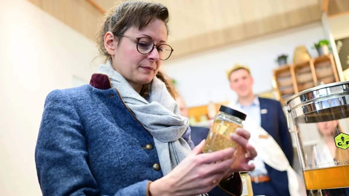 90. Internationale Grüne Woche: 19.01.2026, Berlin: Hanka Mittelstädt (SPD), Ministerin für Land- und Ernährungswirtschaft, Umwelt und Verbraucherschutz des Landes Brandenburg, hält während eines Rundgangs auf dem Brandenburg-Tag der 90. Internationalen Grünen Woche ein Glas Honig in der Hand. Die weltgrößte Messe für Ernährung, Landwirtschaft und Gartenbau in Berlin feiert ihr 100-jähriges Bestehen. Foto: Sebastian Christoph Gollnow/dpa +++ dpa-Bildfunk +++