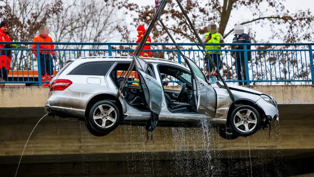 Zehdenick Havel bei Brücke Castrop-Rauxel-Allee Auto im Wasser Taucher DLRG Hennigsdorf 17. Januar 2026