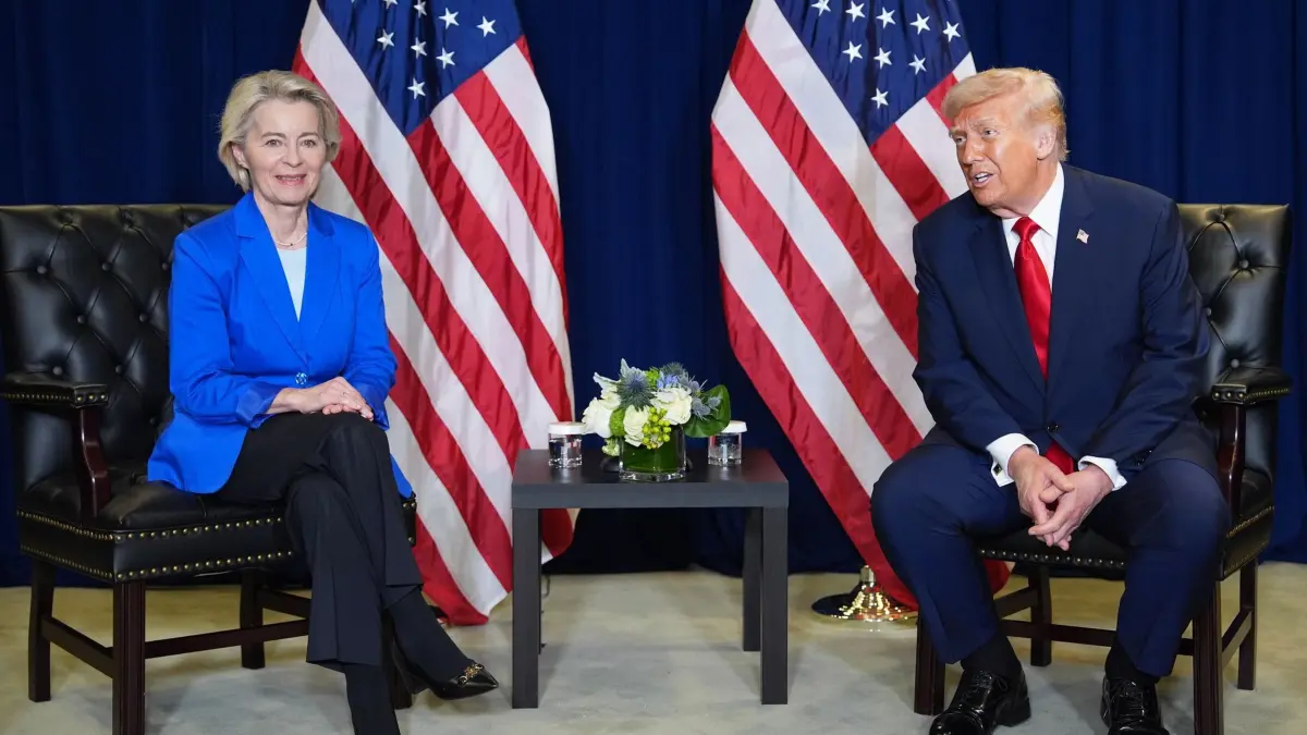 Von der Leyen und Trump: ARCHIV - 23.09.2025, USA, New York: Präsident Donald Trump trifft sich mit der Präsidentin der Europäischen Kommission Ursula von der Leyen am Rande der Generaldebatte der UN-Vollversammlung. Zu dem größten diplomatischen Ereignis der Welt werden über mehrere Tage über 140 Staats- und Regierungschefs erwartet. (zu dpa: «EU will in Grönland-Konflikt vorerst auf Dialog setzen») Foto: Evan Vucci/AP/dpa +++ dpa-Bildfunk +++