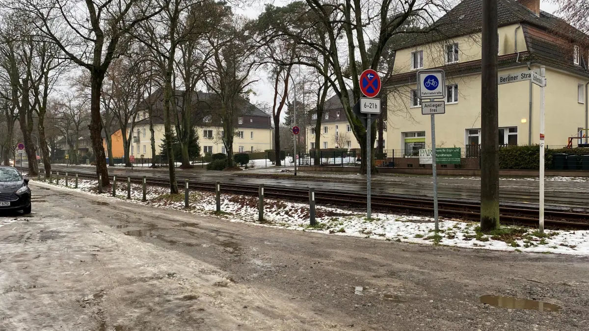 Blick auf die heutige Fahrradstraße an der Berliner Straße in Strausberg: Noch laufen die Planungen für einen den geltenden Vorschriften entsprechenden verkehrssicheren, getrennten Geh- und Radweg, der dort entstehen soll.