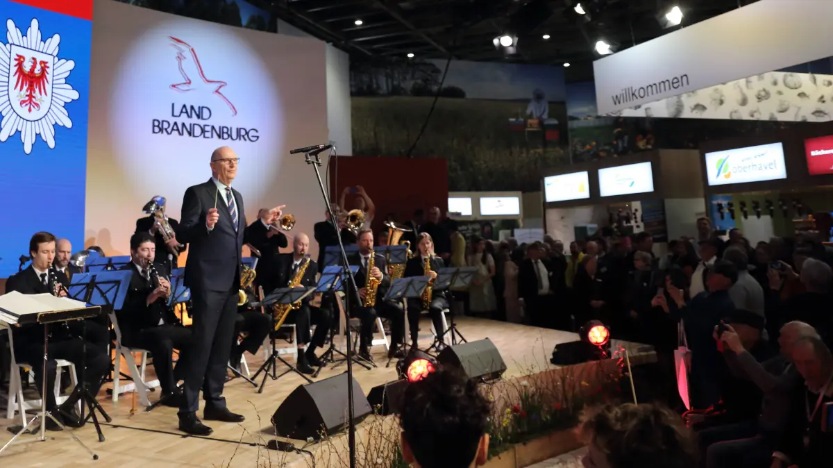 Internationale Grüne Woche Berlin Brandenburg-Tag: Ministerpräsident Dietmar Woidke SPD dirigiert das Landespolizeiorchester zum Lied Märkische Heide, märkischer Sand beim Brandenburg-Tag auf der Grünen Woche in Berlin, 19. Januar 2026. Internationale Grüne Woche Berlin Brandenburg-Tag *** Minister President Dietmar Woidke SPD conducts the state police orchestra to the song Märkische Heide, märkischer Sand at Brandenburg Day at the Green Week in Berlin, January 19, 2026 International Green Week Berlin Brandenburg Day