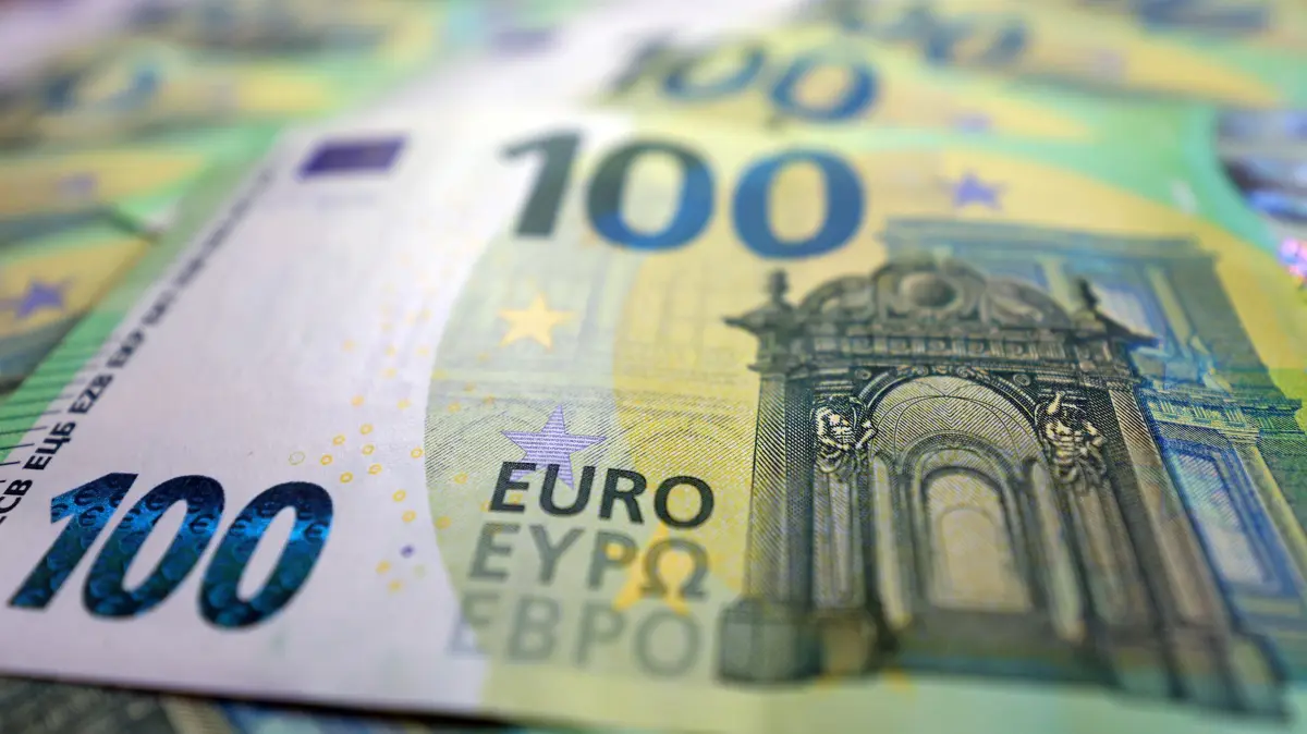 Euro-Banknoten - „Sondervermögen“: ILLUSTRATION - 03.06.2025, Bayern, Augsburg: Mehrere 100-Euro-Scheine liegen auf einem Tisch. (zu dpa: «IWF rechnet mit stärkerem Wachstum der deutschen Wirtschaft») Foto: Karl-Josef Hildenbrand/dpa +++ dpa-Bildfunk +++