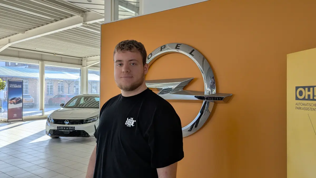 Den Opel-Blitz im Rücken: Tim Schwarz ist bereits seit 2023 beim Opel-Autohaus Parnow beschäftigt. Nun besucht er die Meisterschule.