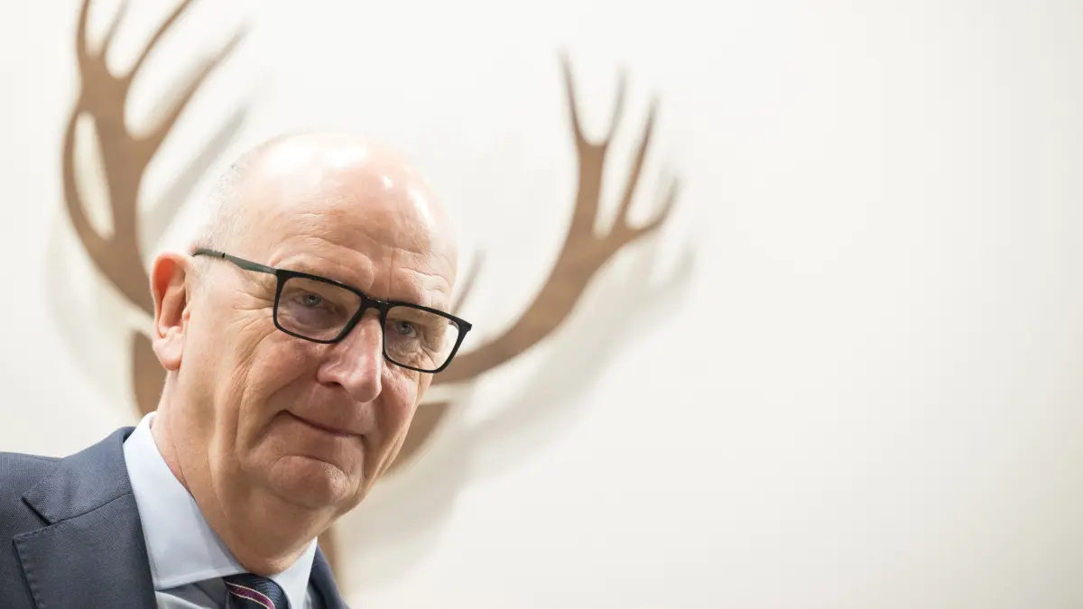 Dietmar Woidke (SPD), Ministerpräsident von Brandenburg, steht während eines Rundgangs auf dem Brandenburg-Tag der 90. Internationalen Grünen Woche vor einer Holzfigur eines Hirsch. Die weltgrößte Messe für Ernährung, Landwirtschaft und Gartenbau in Berlin feiert ihr 100-jähriges Bestehen. +++ dpa-Bildfunk +++