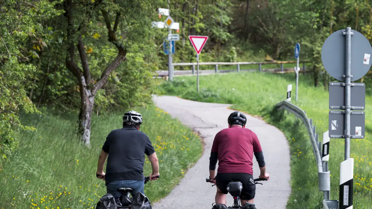 Zwei Fahrradfahrer sind auf einem Radweg unterwegs. Laut einem Gesetzentwurf der bayerischen Regierungskoalition sollen im Freistaat bis zum Jahr 2030 1500 Kilometer neue Radwege entstehen. (zu dpa: «Neues Gesetz setzt auf 1500 Kilometer neue Radwege für ganz Bayern») +++ dpa-Bildfunk +++