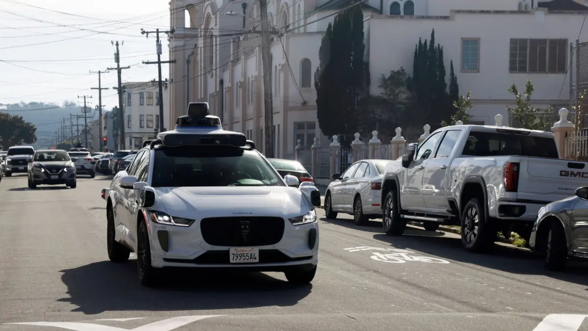 Autonomes Fahren - Waymo: 18.01.2026, USA, San Francisco: Ein autonomes Fahrzeug von Waymo fährt durch den Richmond District in San Francisco. Foto: Brontë Wittpenn/San Francisco Chronicle/AP/dpa - ACHTUNG: Nur zur redaktionellen Verwendung und nur mit vollständiger Nennung des vorstehenden Credits +++ dpa-Bildfunk +++
