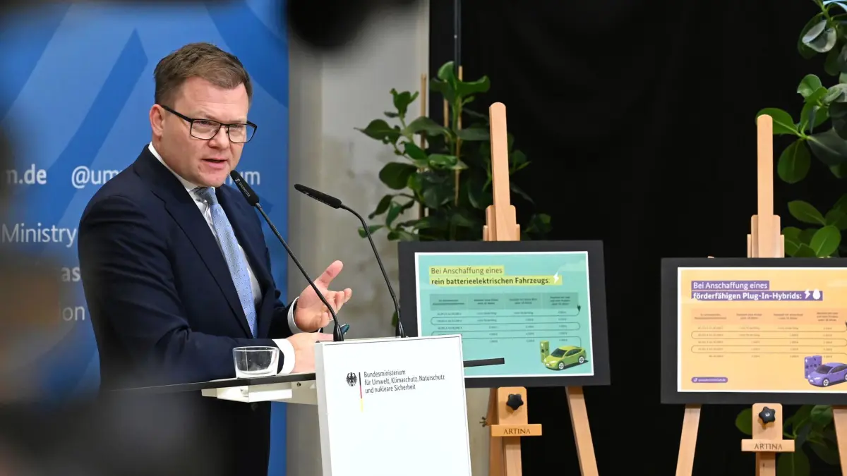 Bundesumweltminister stellt Elektroauto-Kaufprämie vor: 19.01.2026, Berlin: Carsten Schneider (SPD), Bundesminister für Umwelt, Klimaschutz, Naturschutz und nukleare Sicherheit, stellt Details zu der neuen Elektroauto-Kaufprämie vor. Der Koalitionsausschuss hatte beschlossen, ein neues Programm zur Förderung von Elektroautos zu entwickeln. Damit soll mehr Privatpersonen der Umstieg auf klimafreundliche Mobilität ermöglicht werden. Foto: Elisa Schu/dpa +++ dpa-Bildfunk +++