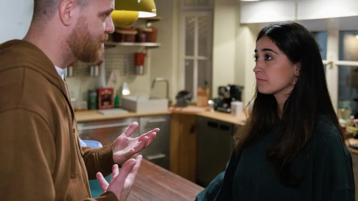 Esma (Özge Delioglan) und Tobias (Patrick Müller) sind erleichtert, als nichts zwischen ihnen steht.