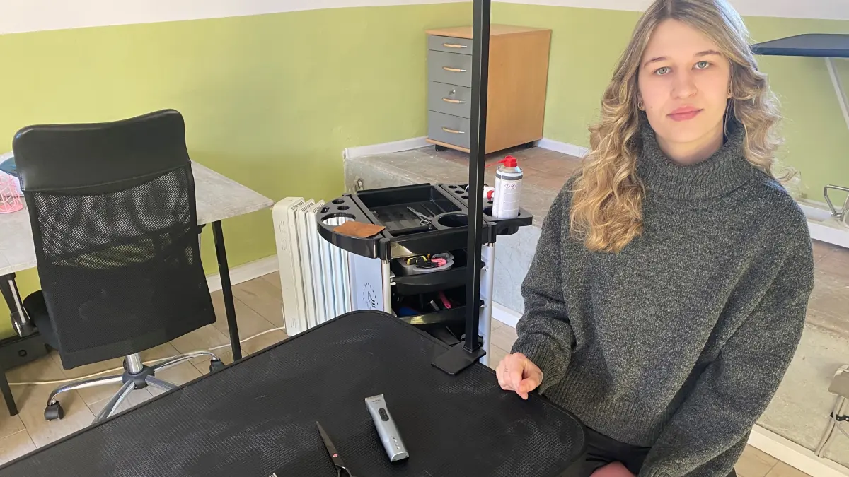 An ihrem Arbeitstisch: Tierfriseurin Lisa-Marie Sommer. Seit Januar 2026 führt die 24-jährige Inhaberin eine Pflegepraxis für Tiere im Neuzeller Ortsteil Bomsdorf.