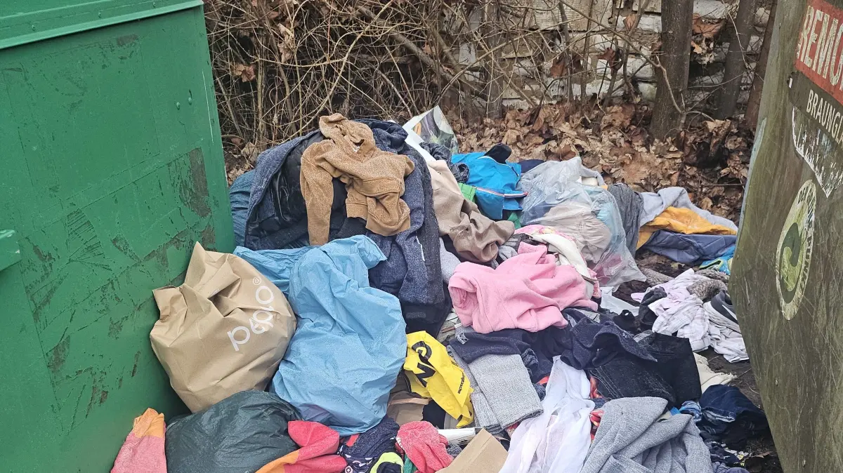 Aufgeplatzte Säcke, verstreute Kleidung und Müll neben einem Altkleidercontainer in Bernau – ein Beispiel für die zunehmende Vermüllung an Sammelstellen.