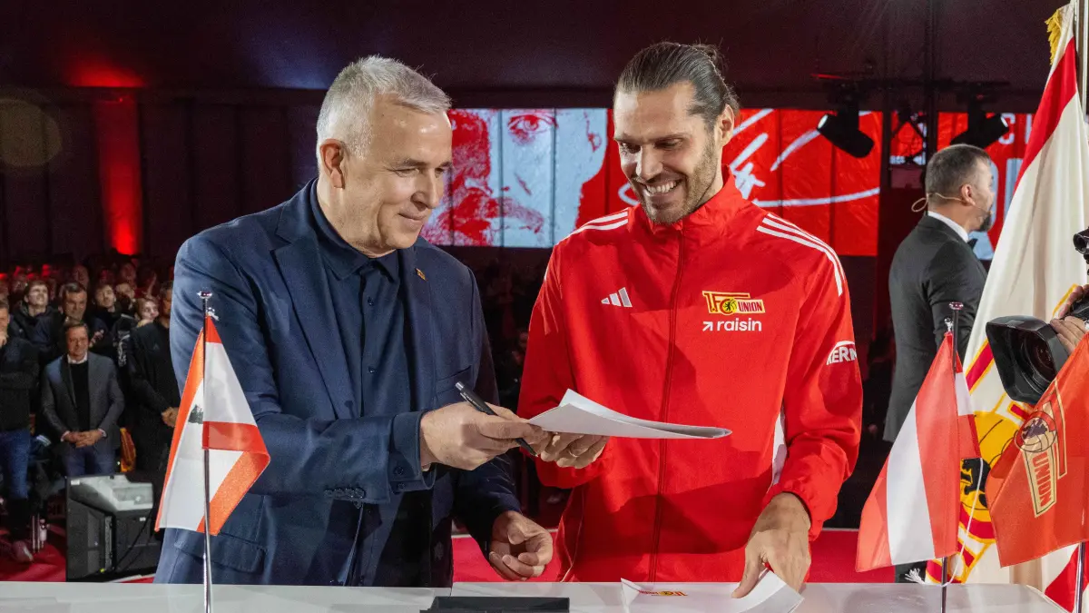 1.BL Festakt 60 Jahre 1. FC Union am 20. Januar 2026: Fußball, Herren, Saison 2025/2026, 1. Bundesliga. 1. FC Union Berlin, Festakt im Festzelt im Stadion An der Alten Försterei anlässlich des 60-jährigen Vereinsjubiläums am 20. Januar 2026, im Bild: Kapitän Christopher Trimmel verlängerte seinen Vertrag, links Präsident Dirk Zingler, 20.01.2026, Foto: Matthias Koch