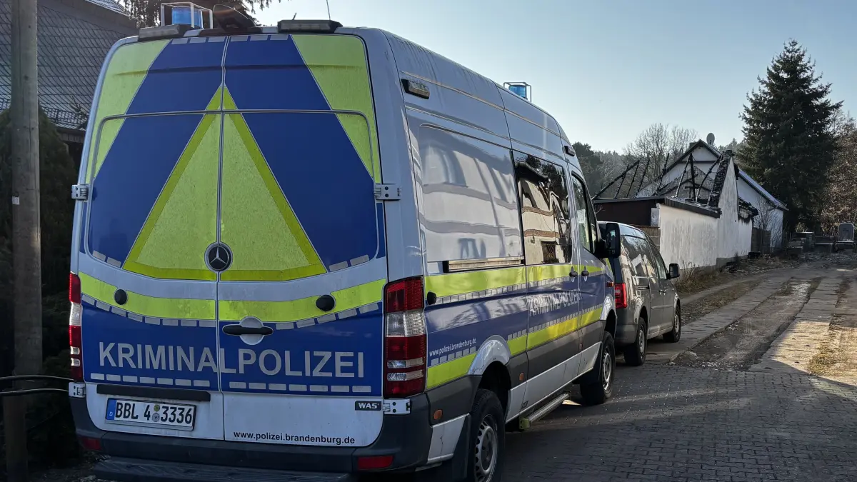 Ermittlungen: Die Kriminalpolizei suchte am 20. Januar 2026 in den Trümmern des verbrannten Hauses nach Spuren. Sechs Menschen sind durch den Brand vorübergehend obdachlos geworden.