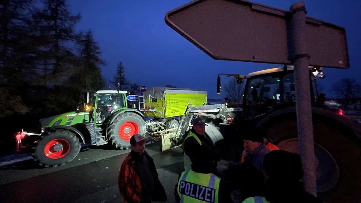 Traktoren versperren eine Autobahnzufahrt bei der Protestaktion am 8. Januar. Bald schon könnte es erneut zu Blockaden kommen.