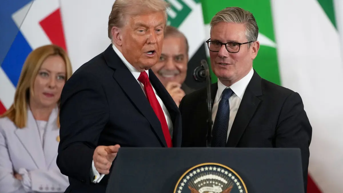 US-Präsident Trump und Großbritanniens Premier Keir Starmer: ARCHIV - 13.10.2025, Ägypten, Scharm el Scheich: US-Präsident Donald Trump (l) und der britische Premierminister Keir Starmer sprechen beim «Gipfel für den Frieden» für Gaza im ägyptischen Scharm el-Scheich. Starmer hat seine Position zu den US-Besitzansprüchen auf Grönland im Gespräch mit US-Präsident Donald Trump deutlich gemacht. (zu dpa: «Basis auf Chagos-Inseln: Trump greift London scharf an») Foto: Amr Nabil/AP/dpa +++ dpa-Bildfunk +++