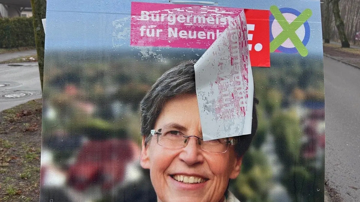 beschädigtes Wahlplakat von Bürgermeisterkandidatin Dr. Ilka Goetz in Neuenhagen bei Berlin