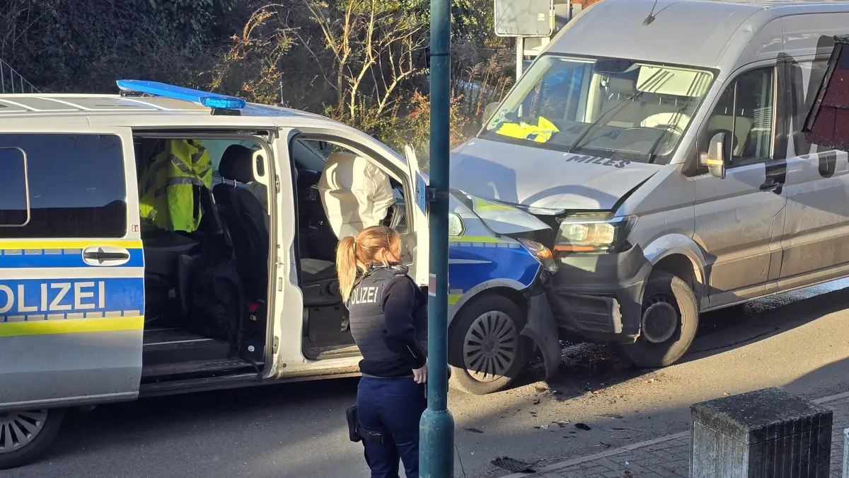 Zu einem Zusammenstoß zwischen einem VW-Transporter und einem Fahrzeug der Bundespolizei kam es in Frankfurt (Oder) im Ortsteil Rosengarten am Dienstag (20.1.). Vier Menschen wurden dabei leicht verletzt. Was über den Hergang bekannt ist.