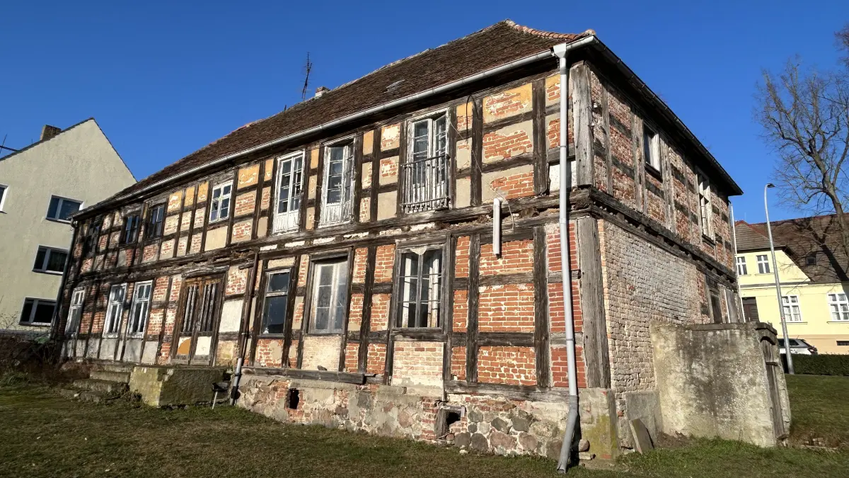 Das ehemalige Wirtschaftsgebäude des Ritterguts in Langen bei Neuruppin steht seit fünf Jahren zum Verkauf. Ernsthafte Interessenten für das denkmalgeschützte Fachwerkhaus gab bisher keine.