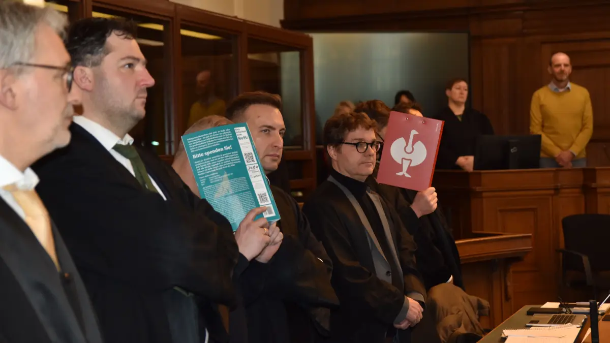 Zehn Angeklagte müssen sich vor dem Kriminalgericht Berlin verantworten. Für den Prozess sind 44 Verhandlungstage angesetzt.