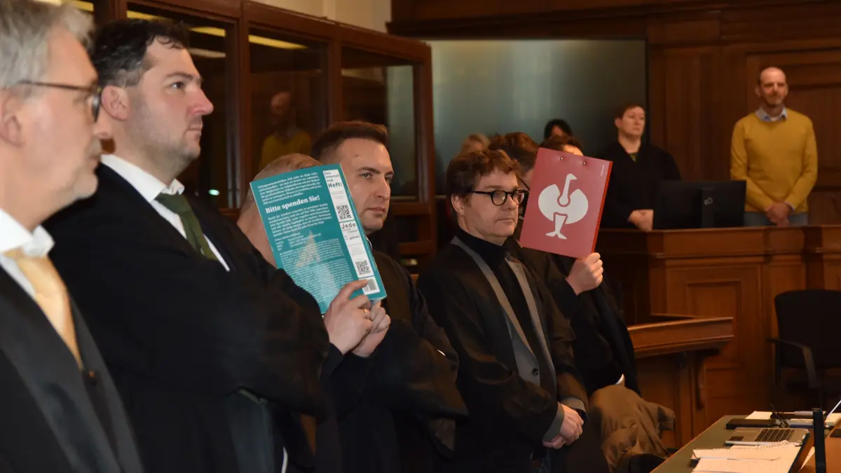 Zehn Angeklagte müssen sich vor dem Kriminalgericht Berlin verantworten. Für den Prozess sind 44 Verhandlungstage angesetzt.
