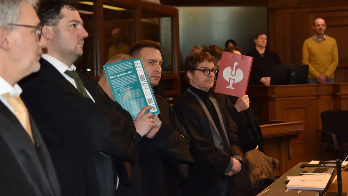 Zehn Angeklagte müssen sich vor dem Kriminalgericht Berlin verantworten. Für den Prozess sind 44 Verhandlungstage angesetzt.