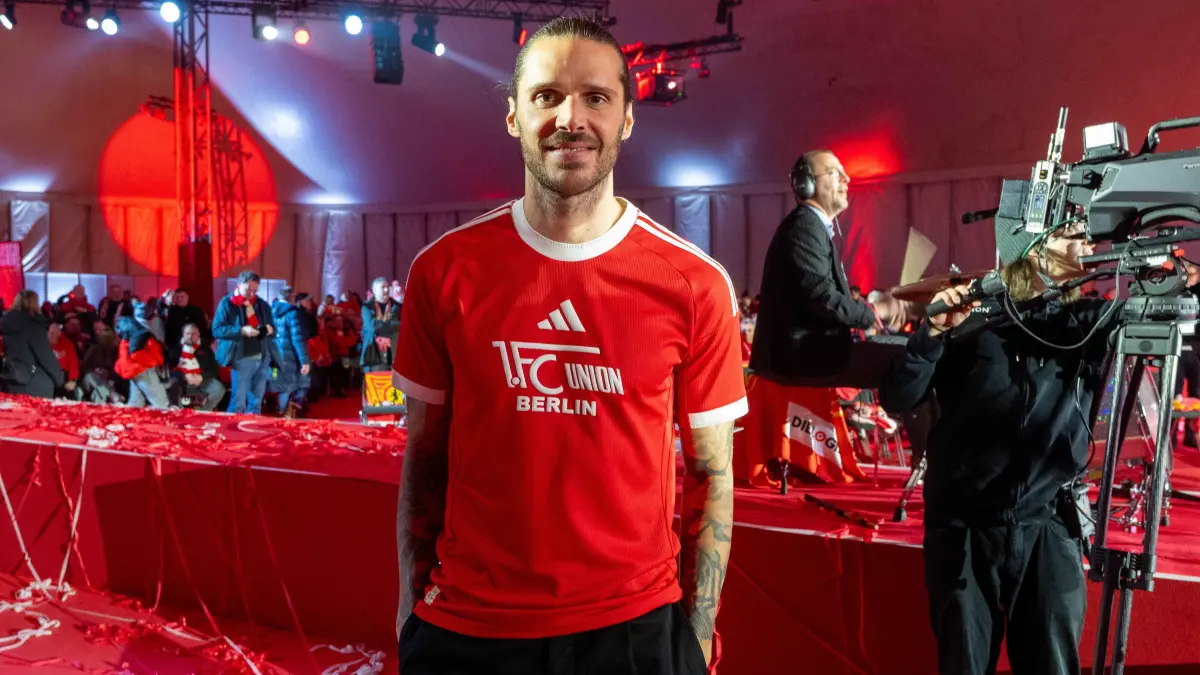 1.BL Festakt 60 Jahre 1. FC Union am 20. Januar 2026: Fußball, Herren, Saison 2025/2026, 1. Bundesliga. 1. FC Union Berlin, Festakt im Festzelt im Stadion An der Alten Försterei anlässlich des 60-jährigen Vereinsjubiläums am 20. Januar 2026, im Bild: Christopher Trimmel wurde in die Legenden-Elf gewählt und trägt hier das neue Sondertrikot, 20.01.2026, Foto: Matthias Koch