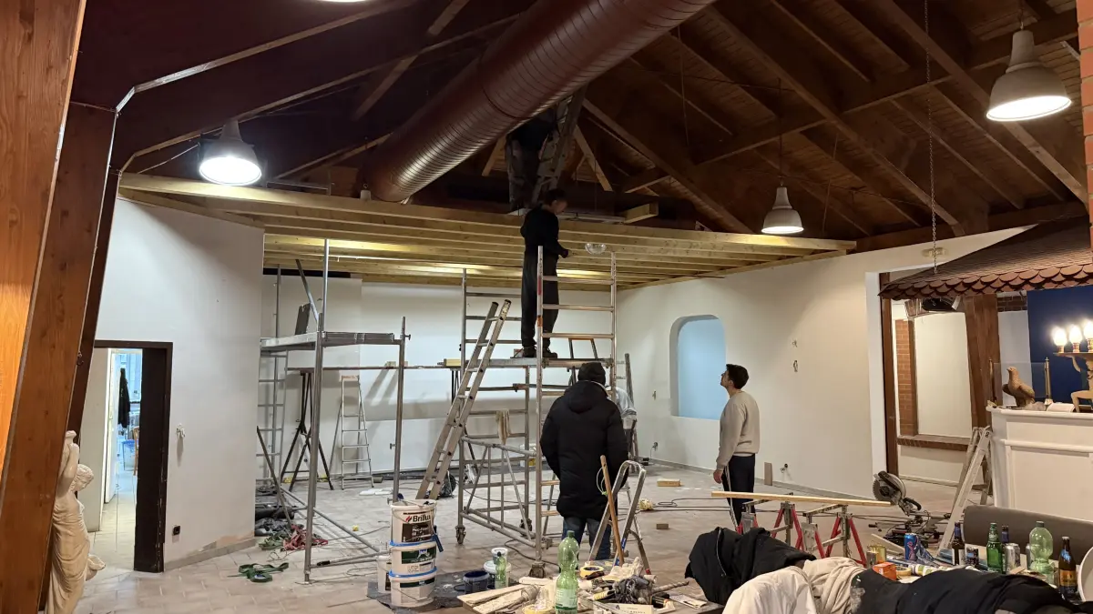 Alles noch Baustelle: Vier Tage vor der Eröffnung der Taverna hat das Team noch viel in den Gasträumen aufzuarbeiten.